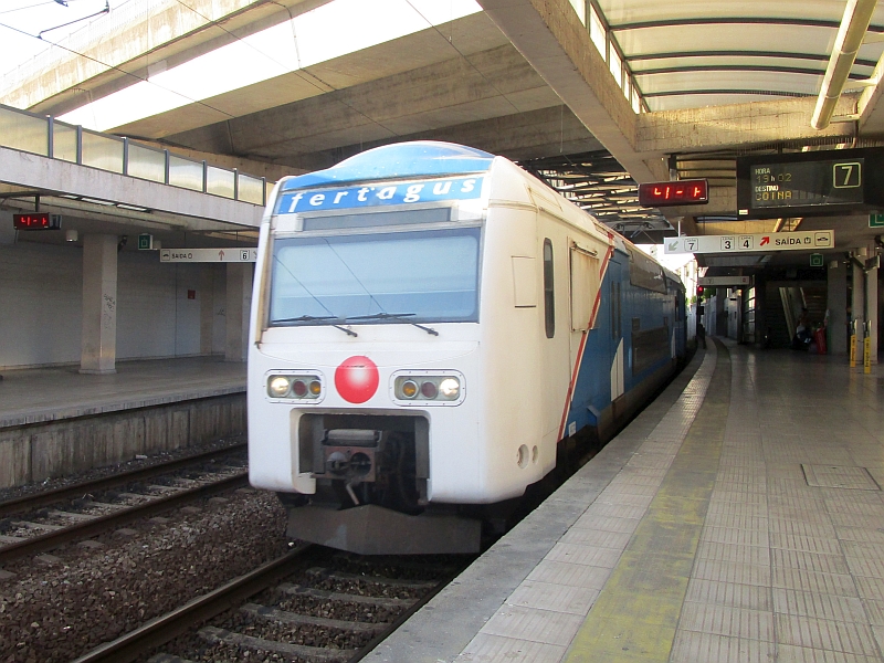 Fertagus-Zug im Bahnhof Campolide