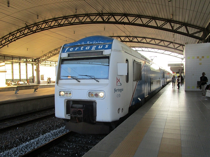 Einfahrt eines Zugs von Fertagus in den Bahnhof Pragal