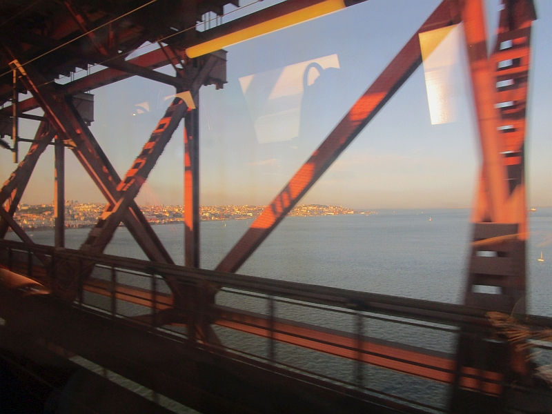 Blick von der 'Ponte 25 de Abril' auf Lissabon
