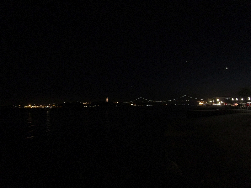 Abendlicher Blick über den Tejo, links der 'Ponte 25 de Abril' die Christus-Statue Cristo Rei in Almada