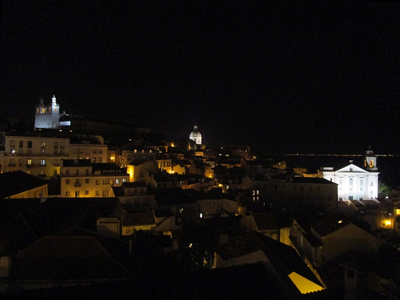 Stadtteil Alfama bei Nacht