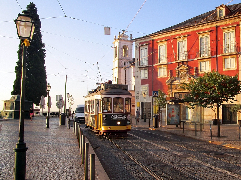 Straßenbahn der Linie 28E vor dem Museu de Artes Decorativas