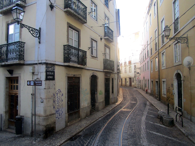 Straßenbahnfahrt durch die engen Gassen von Alfama