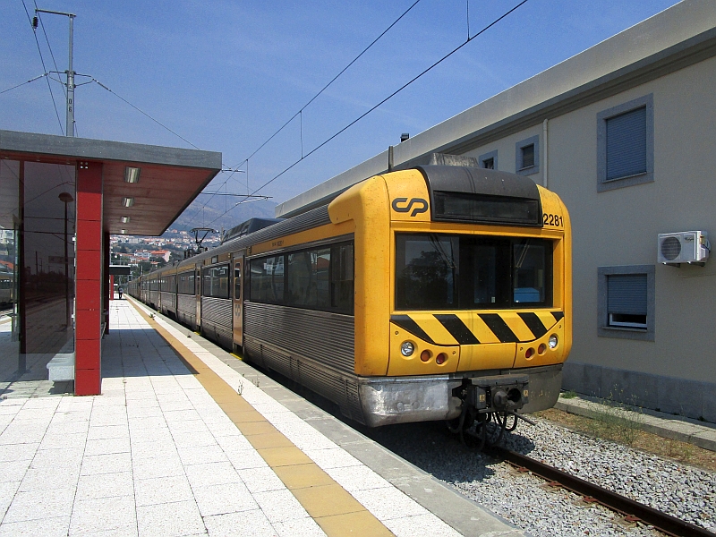 Zug der Reihe 2240 als Regionalzug von Covilhã nach Entroncamento