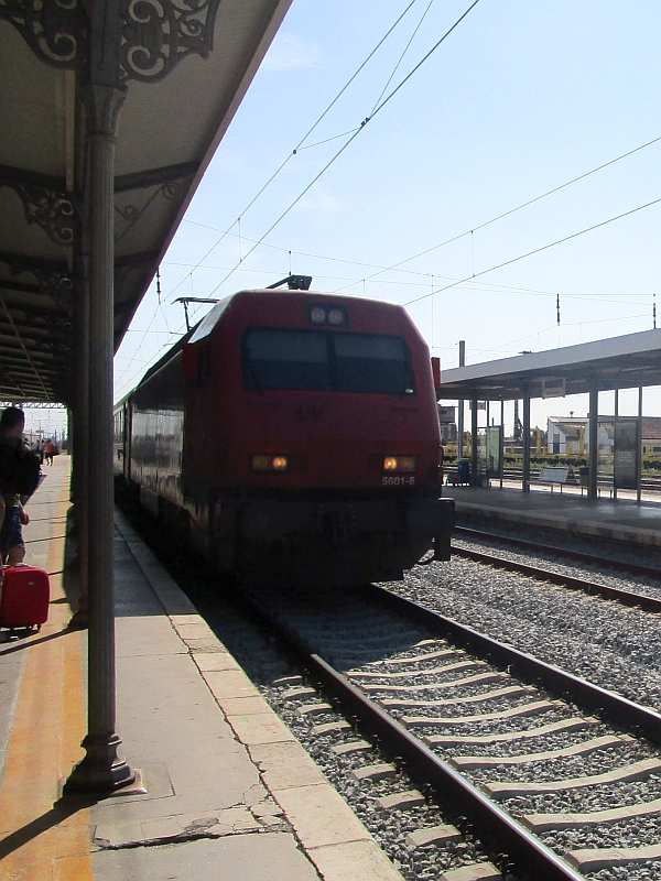 Einfahrt eines Intercidades in den Bahnhof Entroncamento