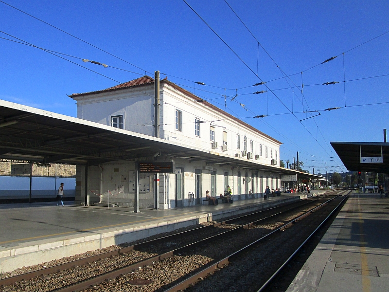 Bahnhof Coimbra-B mit dem Empfangsgebäude in Insellage