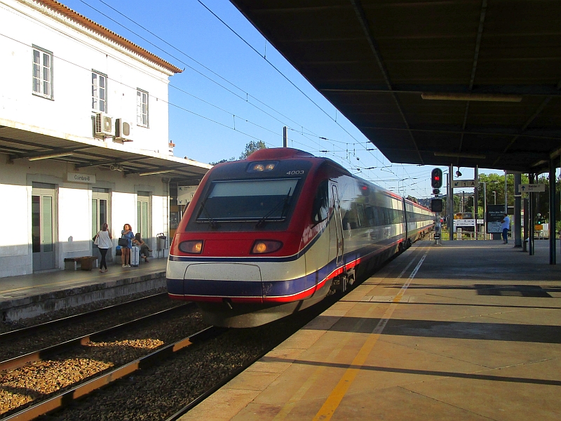 Einfahrt eines Alfa Pendular in den Bahnhof Coimbra-B