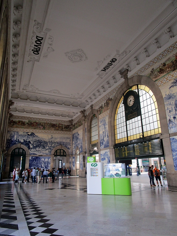 Vorhalle des Bahnhofs Porto São Bento