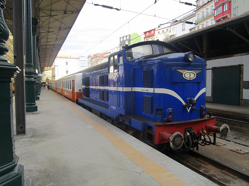 MiraDouro-Zug mit einer Diesellok der Serie 1400