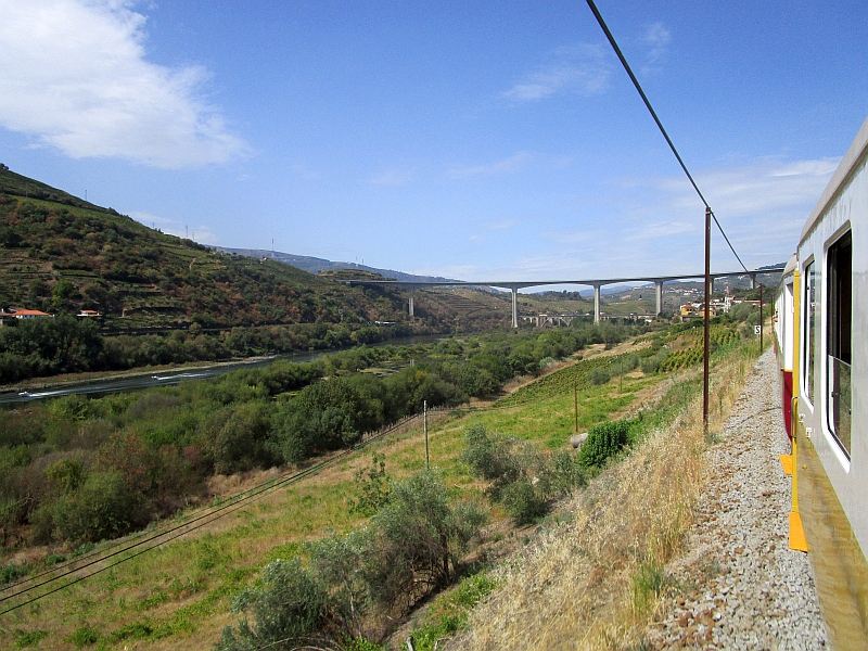 Blick aus dem Zugfenster auf der Linha do Douro