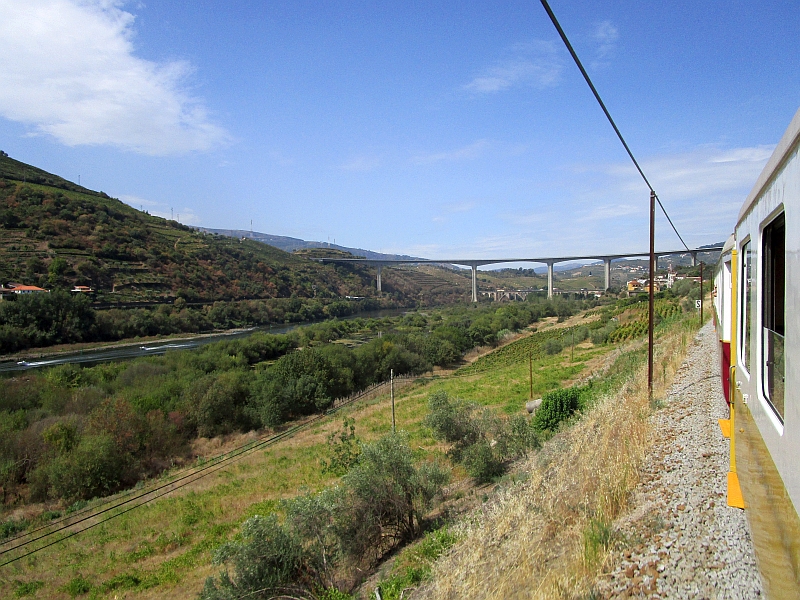 Blick aus dem Zugfenster auf der Linha do Douro