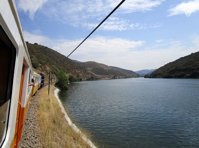 Fahrt am offenen Fenster am Ufer des Douro