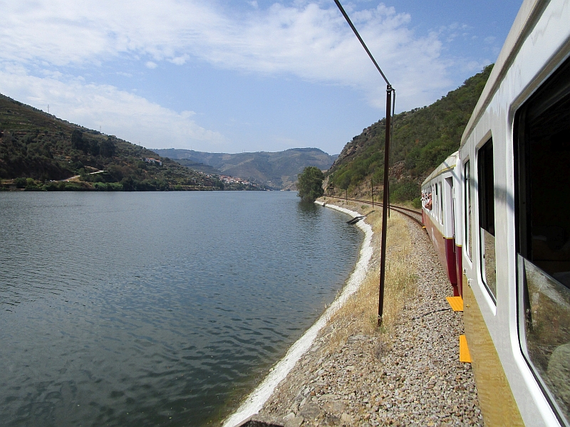 Blick vom MiraDouro-Zug ins Flusstal