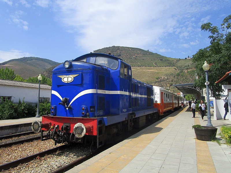 MiraDouro-Zug im Bahnhof Pinhão