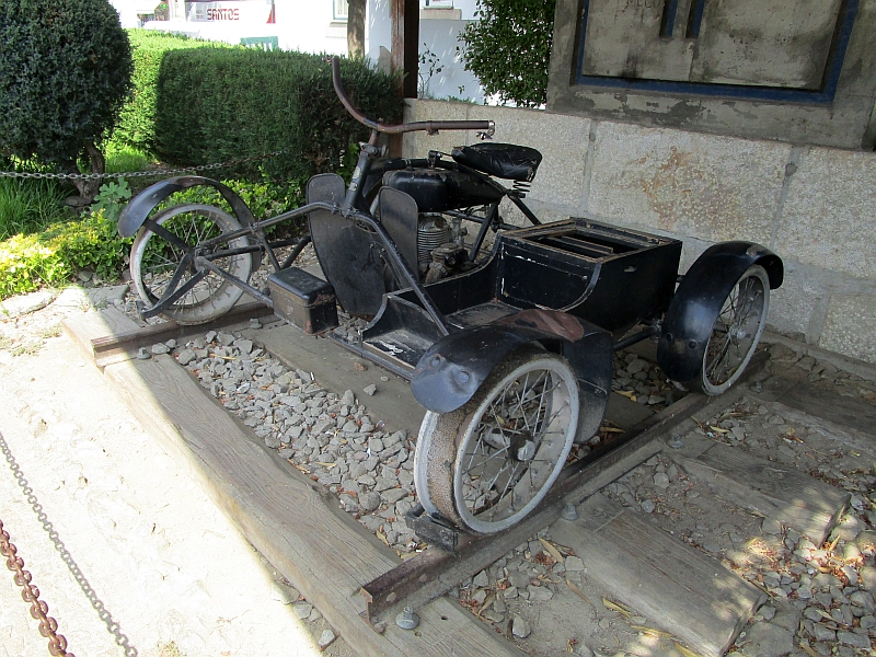 Ausgestellte Motordraisine am Bahnhof Pinhão