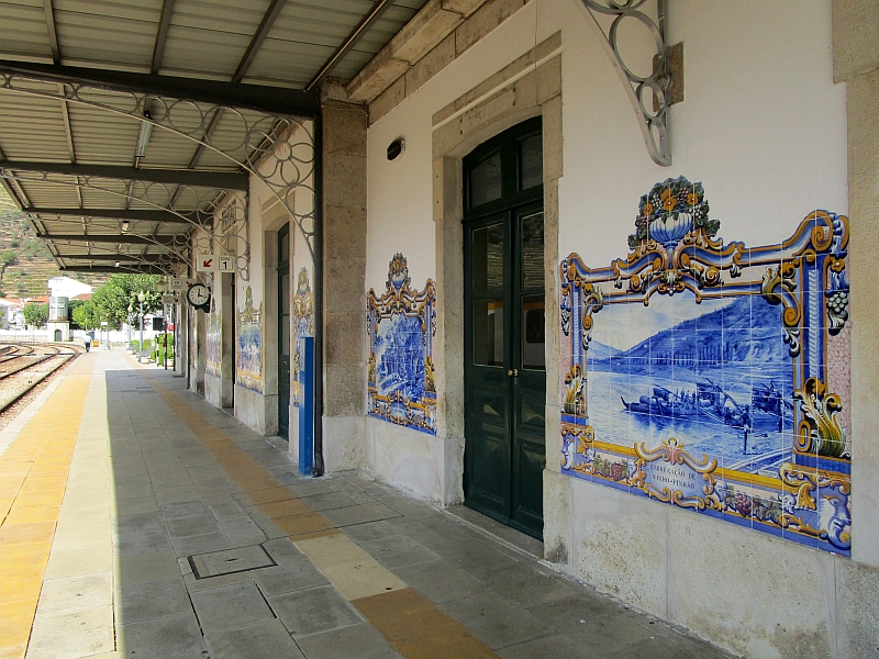 Azulejo-Bilder am Bahnhof Pinhão