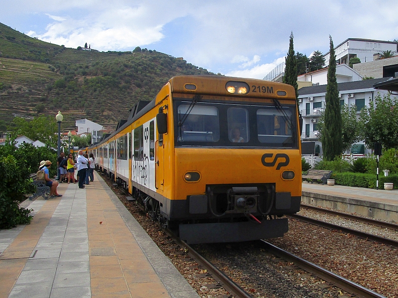 Einfahrt eines Dieseltriebwagens der Serie 592 in den Bahnhof Pinhão