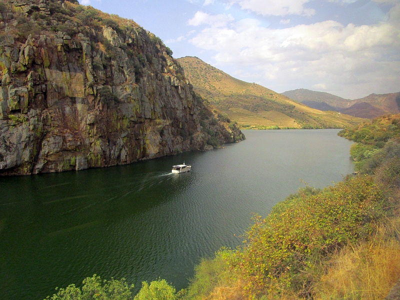 Fahrt durch einen Einschnitt des Douro-Tals