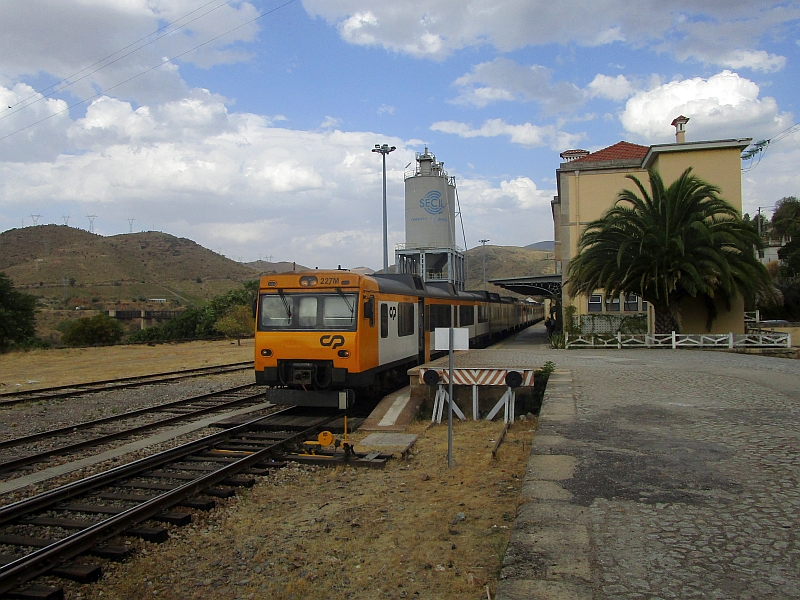 Dieseltriebwagen der Serie 592 im Bahnhof Pocinho