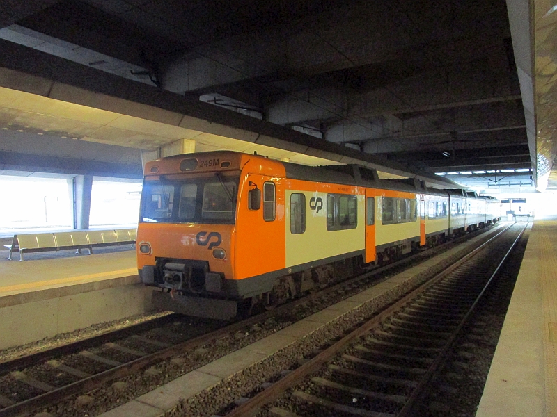 Dieseltriebwagen der Serie 594 zur Fahrt von Porto nach Vigo