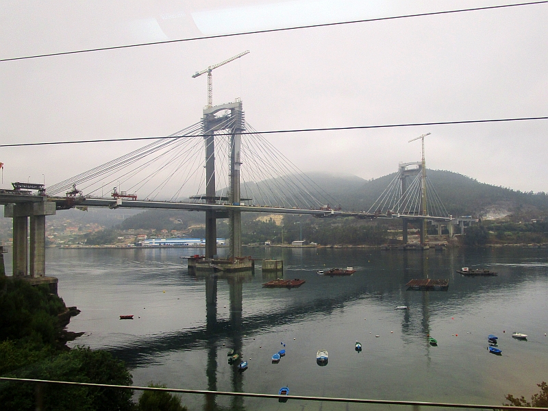Schrägseilbrücke Puente de Rande über die Ría de Vigo