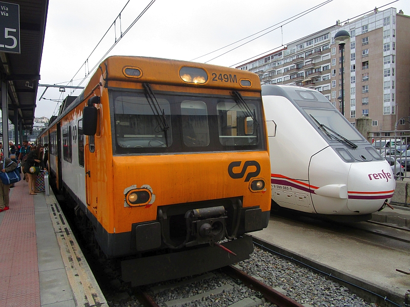 Portugiesischer Zug im Bahnhof Vigo-Guixar