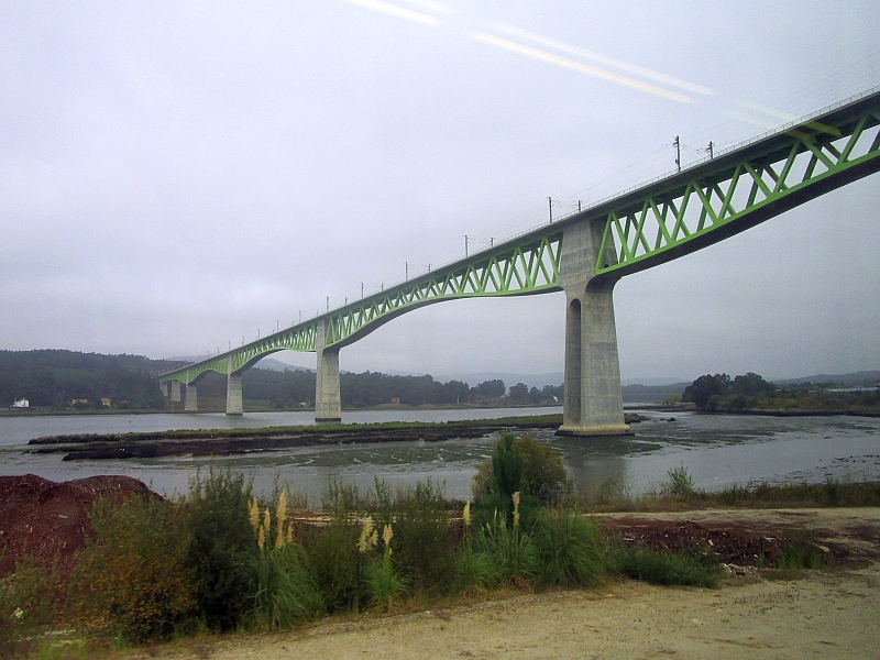 Brücke der Schnellfahrtstrecke Eje Atlántico de Alta Velocidad über den Fluss Ulla