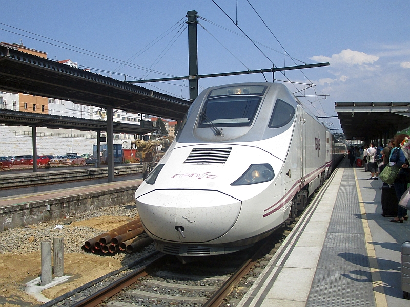 Spanischer Hochgeschwindigkeitszug der Baureihe 730