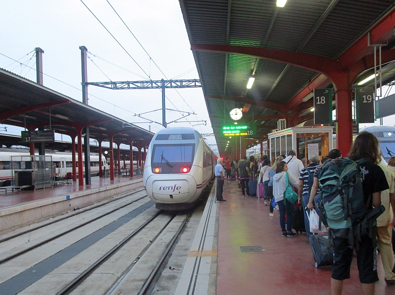 Fahrkartenkontrolle am Bahnsteig Madrid Chamartín