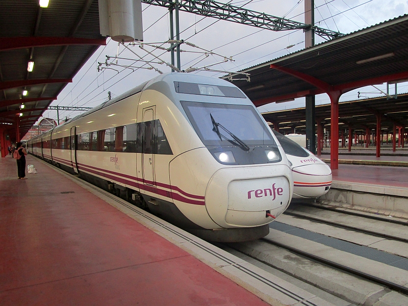 Triebzug der Baureihe 120 als Alvia von Madrid nach Irun