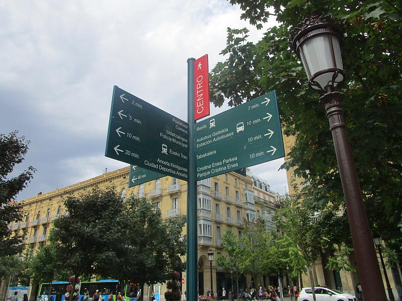 Wegweiser zu den Bahnhöfen in Donostia-San Sebastián