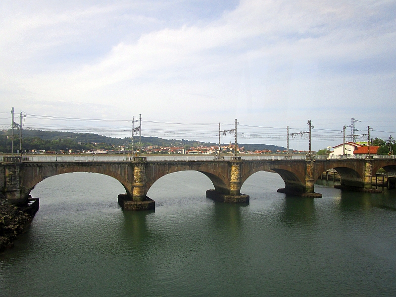 Grenzfluss Bidasoa / Bidassoa von Spanien nach Frankreich