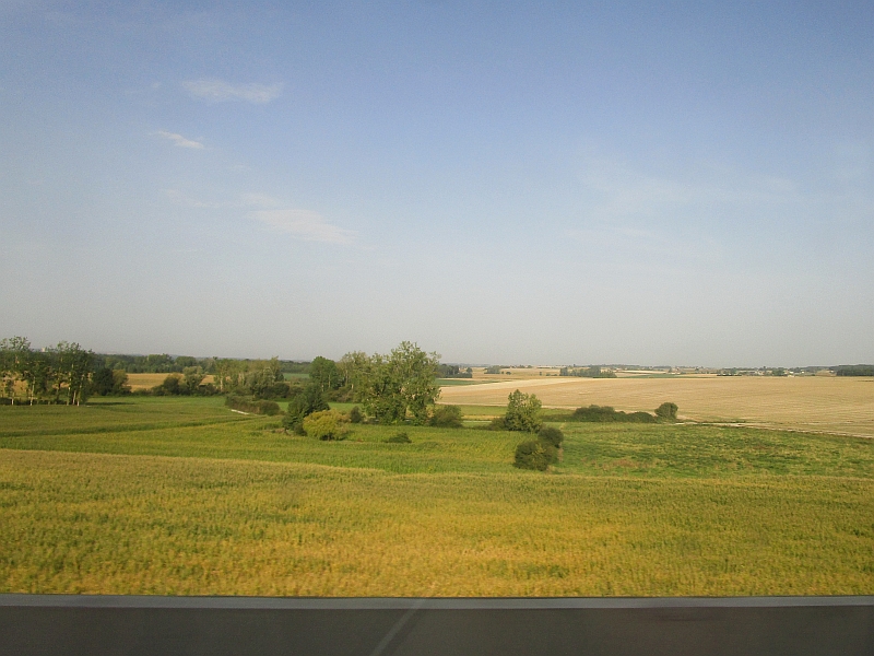 Blick aus dem Zugfenster auf die Landschaft des aquitanischen Beckens