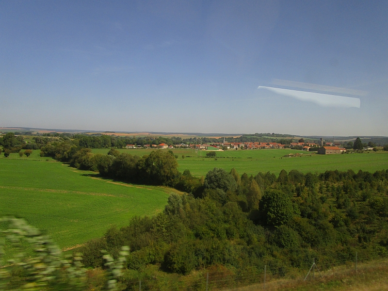 Blick aus dem Zugfenster auf der LGV Est européenne