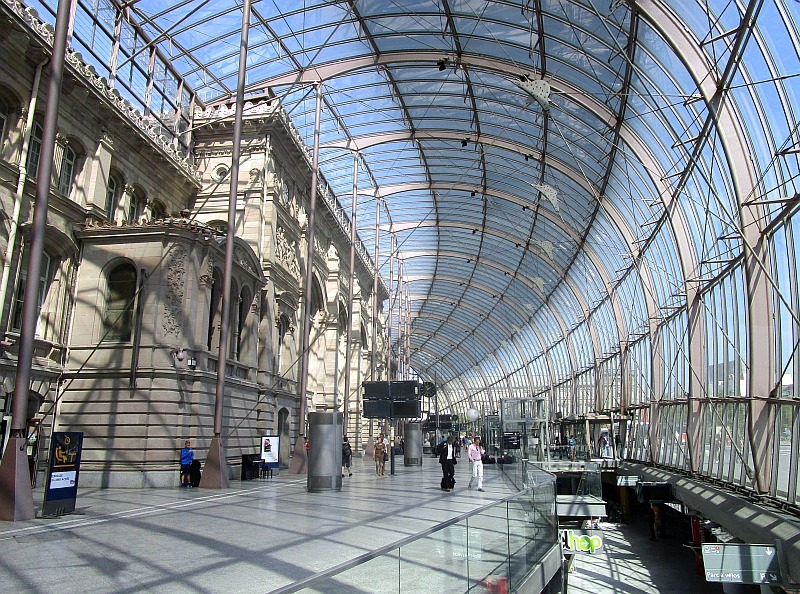 Verglaste Vorhalle des Bahnhofs Strasbourg