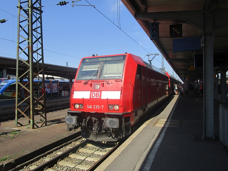 Einfahrt eines Regional-Express der Schwarzwaldbahn in den Bahnhof Offenburg