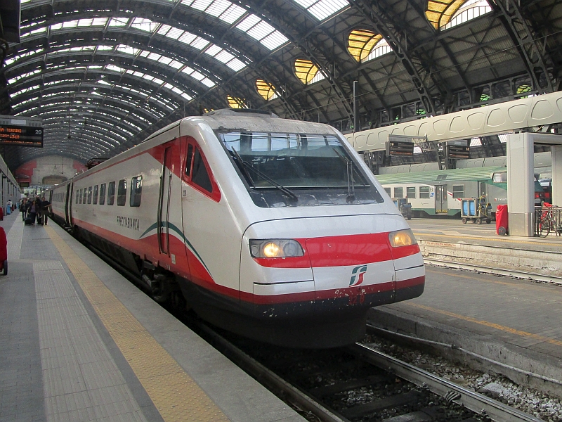 ETR 460-Triebzug als Frecciabianca im Bahnhof Milano Centrale