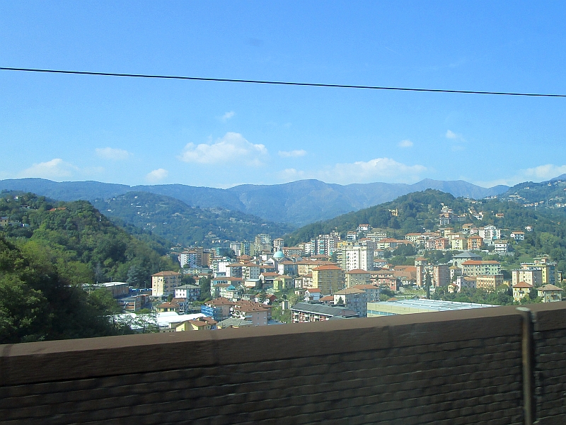 Blick aus dem Zugfenster im Ligurischen Apennin