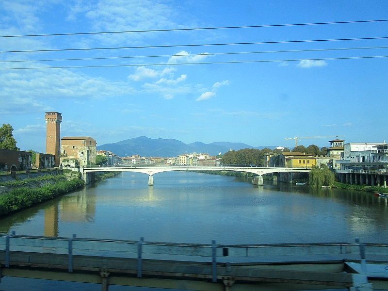 Fahrt über den Arno in Pisa, am linken Ufer die mittelalterliche Zitadelle mit dem Torre Guelfa