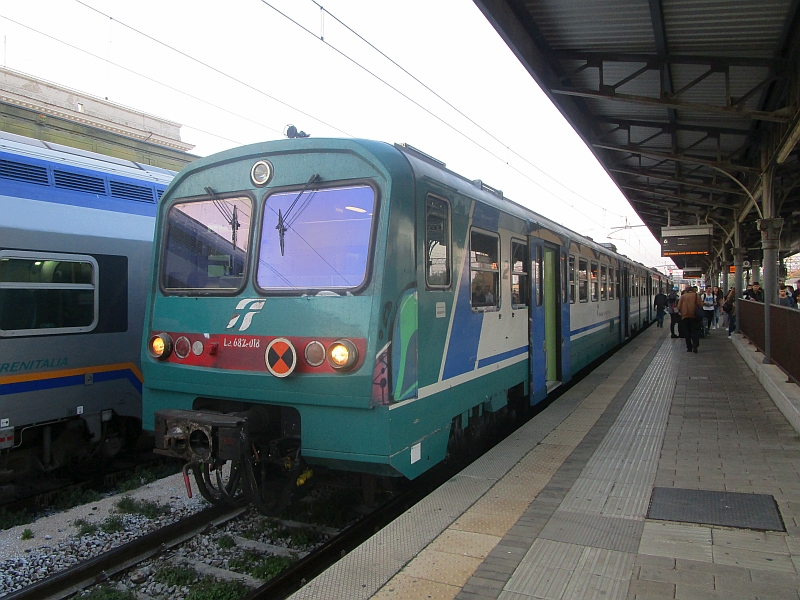 Elektrotriebzug des Typs ALe 642 zur Fahrt von Pisa nach Livorno
