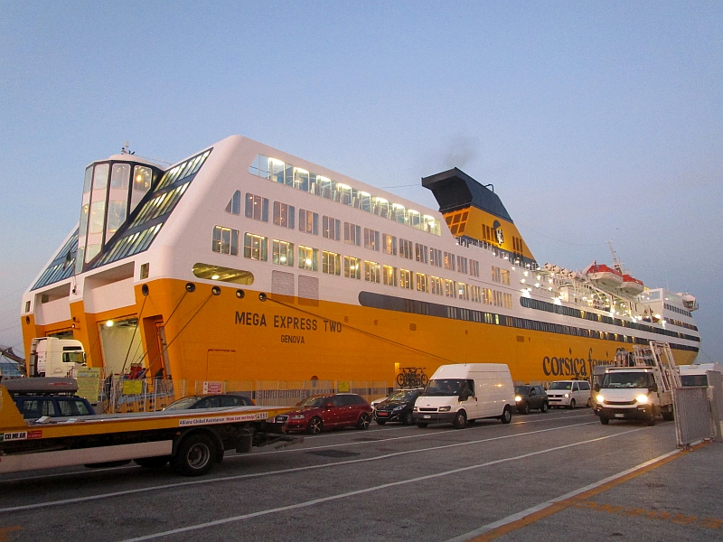 Fährschiff Mega Express Two im Hafen von Livorno