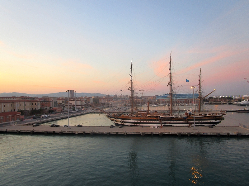 Segelschulschiff Amerigo Vespucci im Hafen von Livorno