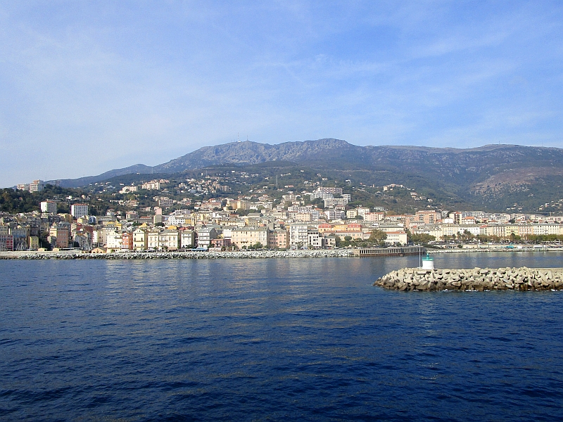 Einfahrt in den Hafen von Bastia