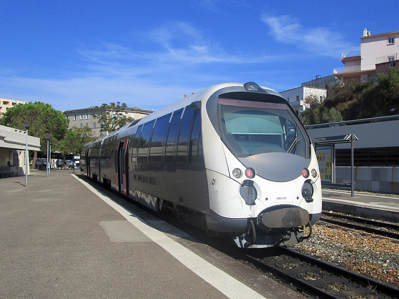 Doppeltriebwagen der Reihe AMG-800 im Bahnhof Bastia