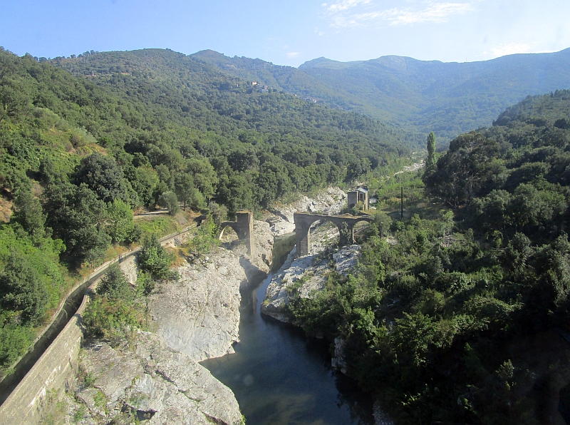 Fahrt über den Fluss Le Golo