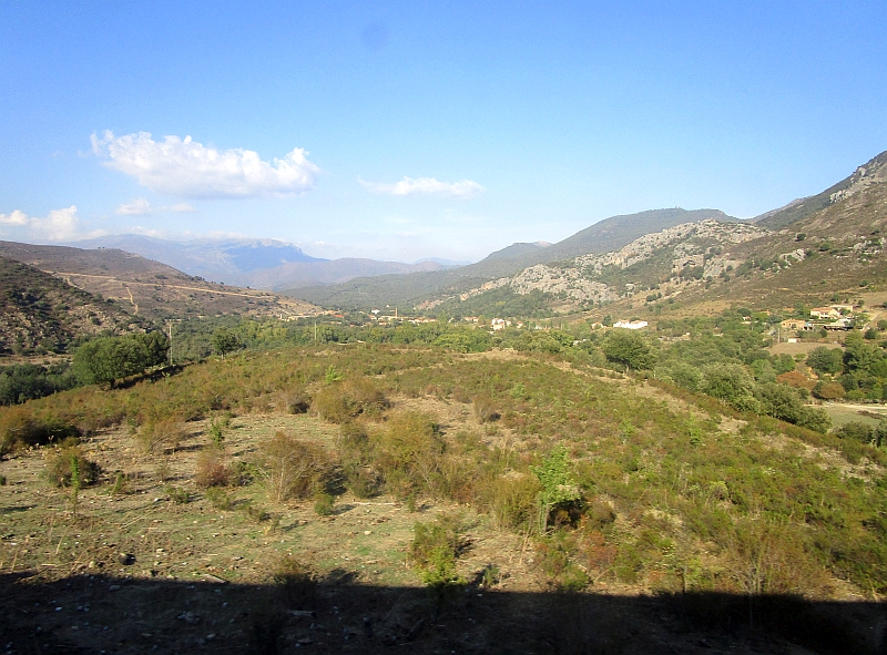 Blick aus dem Zugfenster auf die Berglandschaft Korsikas