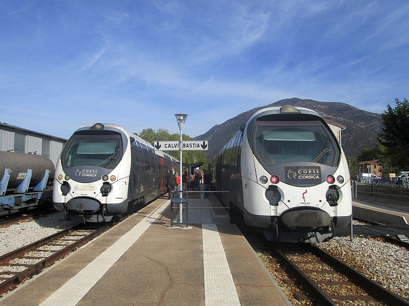 Züge nach Calvi und Bastia im Bahnhof Ponte Leccia