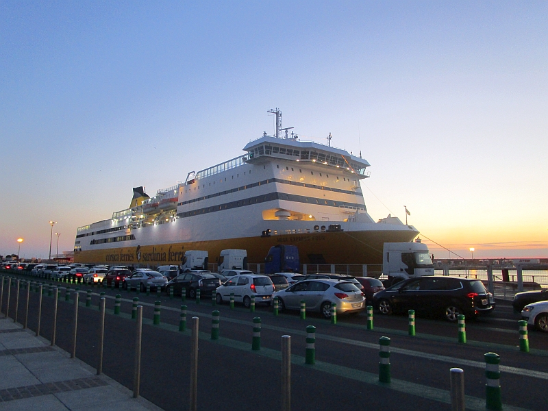 Fährschiff Mega Express Four im Hafen von Bastia