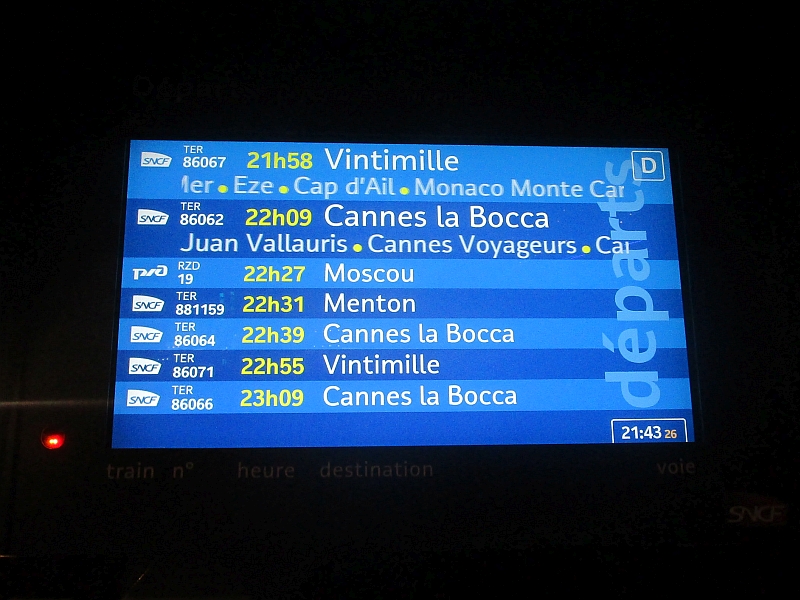 Abfahrtsanzeiger mit dem Nachtzug Nizza-Moskau