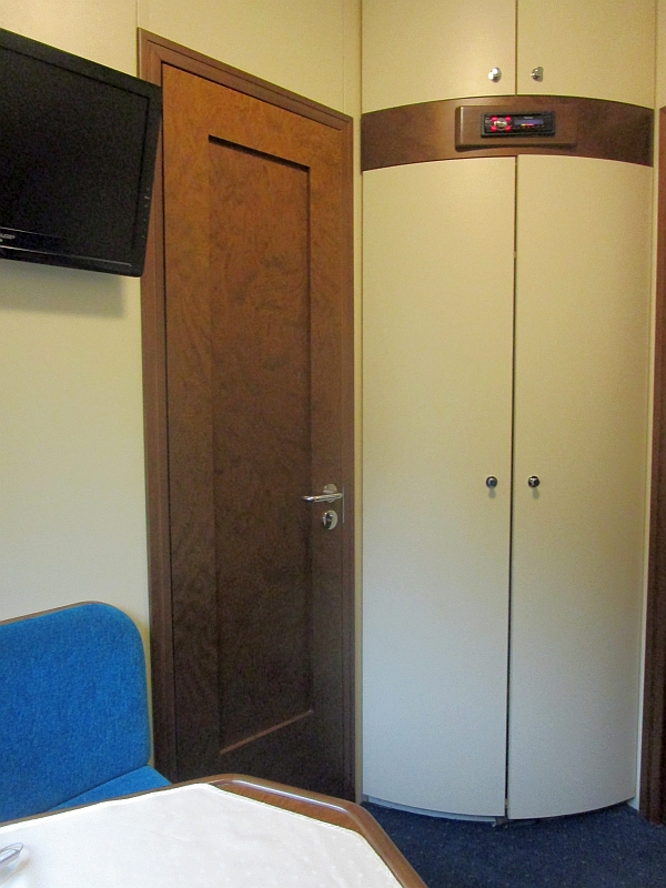 Kleiderschrank und Tür zum Badezimmer im Schlafwagenabteil